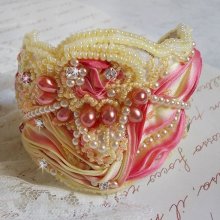 Bracelet Les Délices de L'Eté Haute-Couture cuff embroidered with a yellow and pink silk ribbon, round beads, pearly drops and seed beads